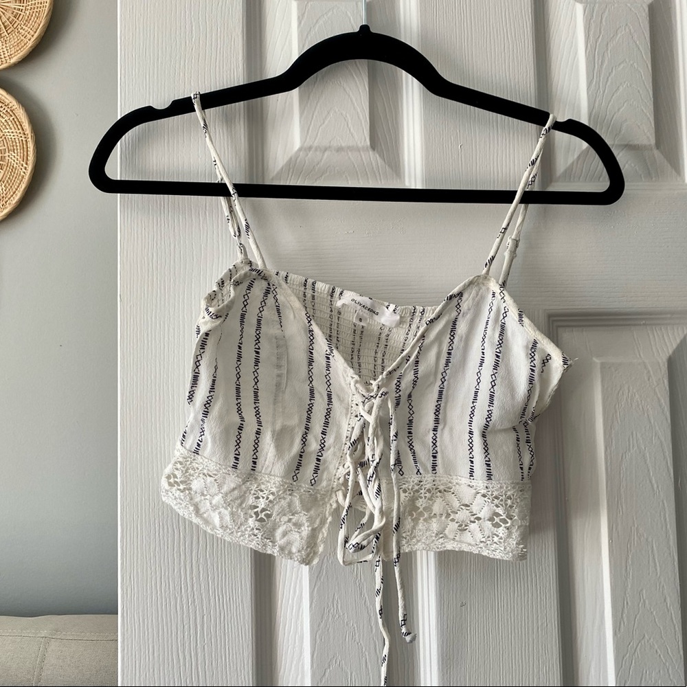 White + patterned crop top 🤍
